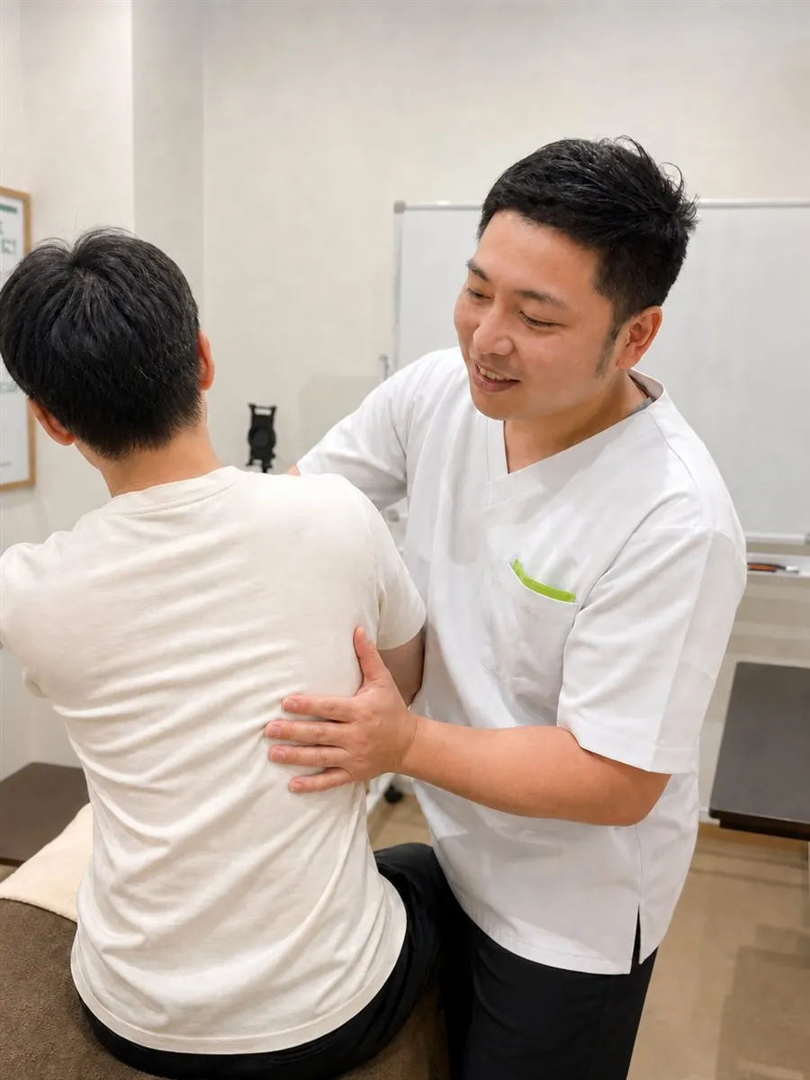 院長が背骨の動きを確認している様子